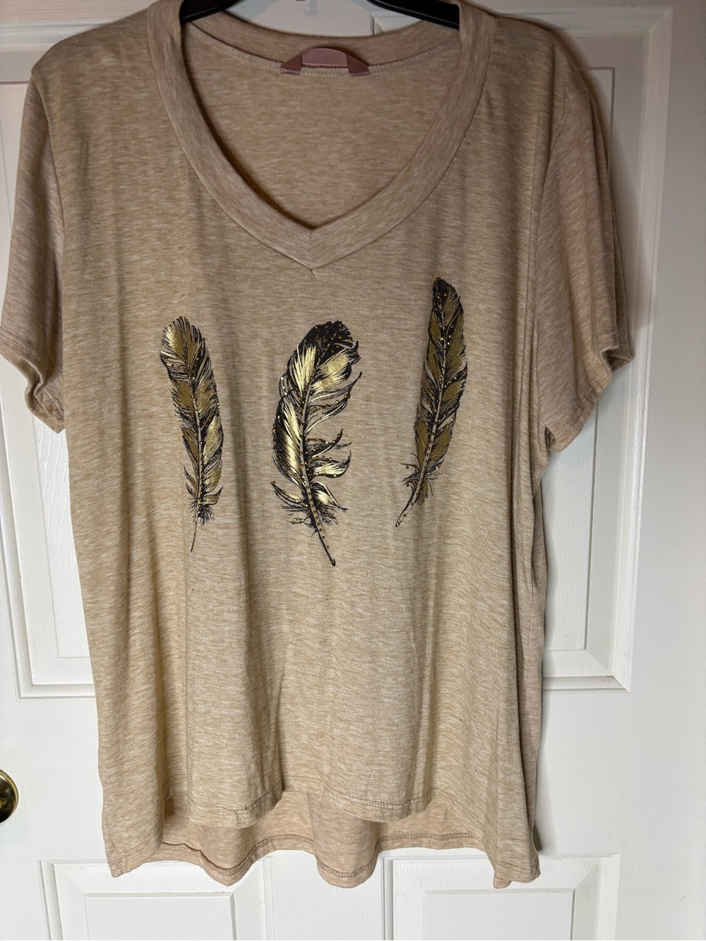 Women’s Beige V-Neck Feather Graphic Tee Size 3X Good Condition